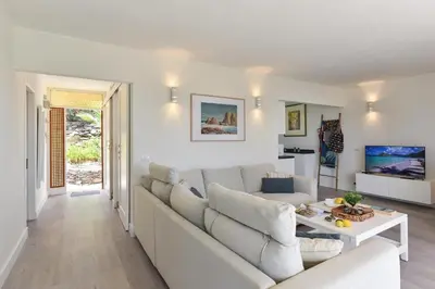 Una televisión o centro de entretenimiento en Bungalow San Agustin Rocas Rojas by VillaGranCanaria