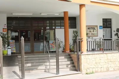 Fachada o entrada de Hotel el Pino