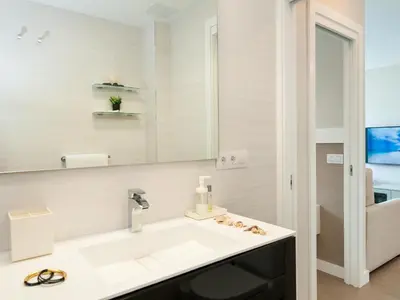 Un baño de Beachfront Apartment Siesta 21 San Agustin Playa by VillaGranCanaria