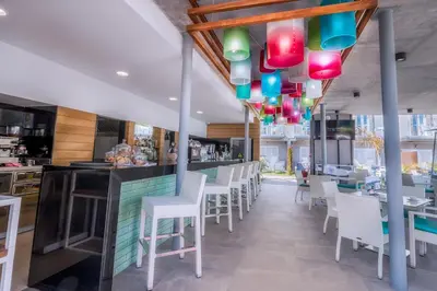 Un restaurante o sitio para comer en Hotel LIVVO Los Calderones - Adults recommended