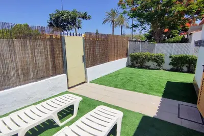 Jardín al aire libre en Precioso Bungalow 4 by CASAS COCODRILO