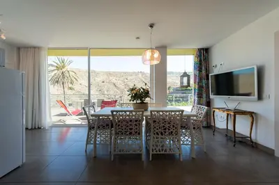 Una televisión o centro de entretenimiento en Finca Oasis Holidays & Health - Apartamentos con Terraza y Solarium