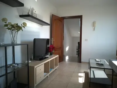 Una televisión o centro de entretenimiento en UNION 64