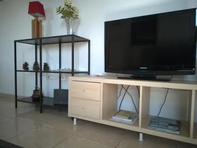 Una televisión o centro de entretenimiento en UNION 64