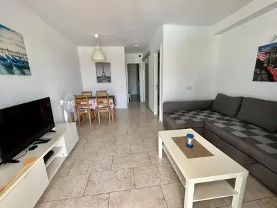 Una televisión o centro de entretenimiento en Bungalow en complejo tranquilo en Maspalomas