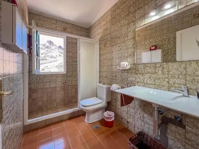 Un baño de GuestReady Casa Carmen Agaete con terraza y vistas al mar