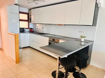 Una cocina o zona de cocina en Su Eminencia - Sea View Apartment with Modern Comforts