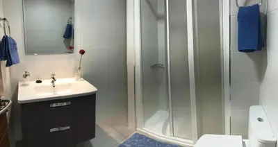 Un baño de New cozy apartment next to the beach!