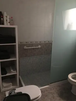 Un baño de Apart Juan de Cardona