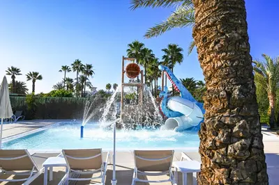 Piscina en o cerca de HL Miraflor Suites Hotel
