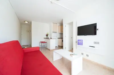 Una televisión o centro de entretenimiento en eó Las Rosas