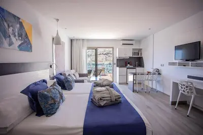 Una televisión o centro de entretenimiento en Servatur Casablanca Suites & Spa - Adults Only