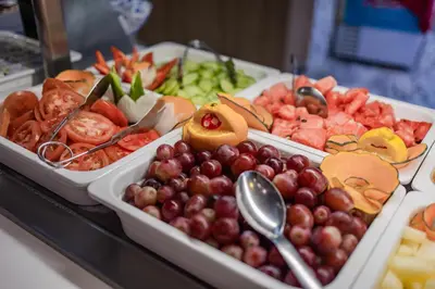 Comida en o cerca de este resort