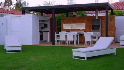 Un patio o zona al aire libre en Villa Calma Luxury Villa