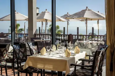 Un restaurante o sitio para comer en Casa León Royal Retreat
