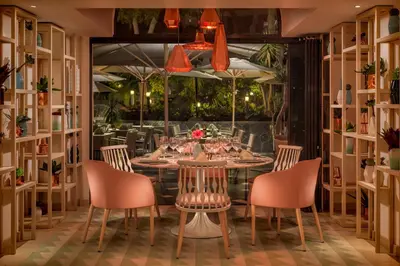 Un restaurante o sitio para comer en Seaside Sandy Beach