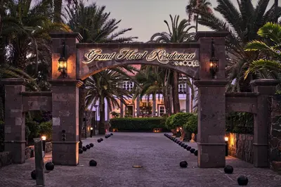 Jardín al aire libre en Seaside Grand Hotel Residencia - Gran Lujo