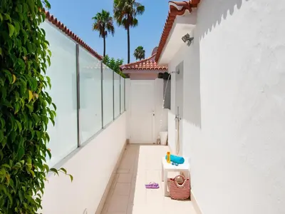 Un balcón o terraza de Bungalow with terrace in Maspalomas DS50 by VillaGranCanaria