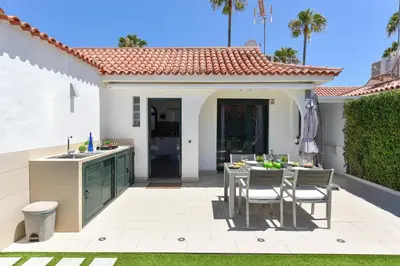 Un patio o zona al aire libre en Bungalow with terrace in Maspalomas DS50 by VillaGranCanaria