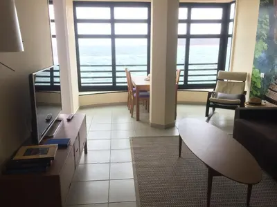 Una televisión o centro de entretenimiento en En plena playa de Las Canteras