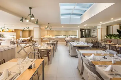 Un restaurante o sitio para comer en Hotel LIVVO Anamar Suites