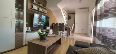 Una televisión o centro de entretenimiento en Beautiful duplex with jacuzzi