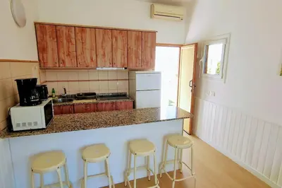 Una cocina o zona de cocina en Precioso Bungalow 12 by CASAS COCODRILO