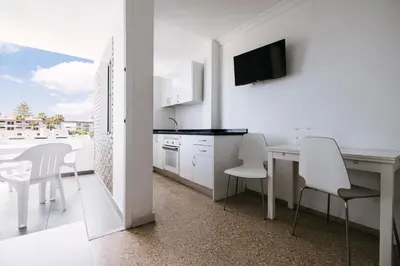 Una televisión o centro de entretenimiento en Apartamentos Tarahal