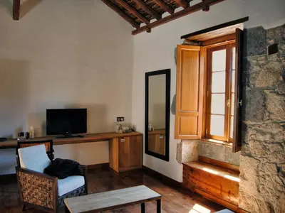 Una televisión o centro de entretenimiento en Hotel Rural El Mondalón