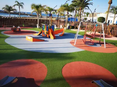 Zona de juegos infantil en Modern house with 2 bedrooms near the beach