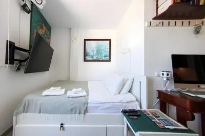 Una televisión o centro de entretenimiento en Interior Studio Serviced Apartment