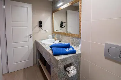 Un baño de Alhambra Boutique Apartments by PMC Resorts
