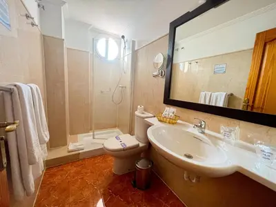 Un baño de Hotel La Aldea Suites