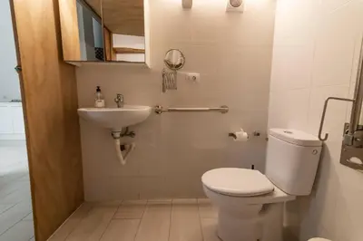 Un baño de Australia Loft next to the beach