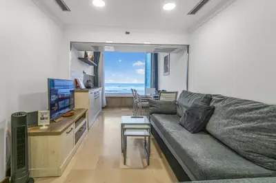 Una televisión o centro de entretenimiento en My Home by the Sea