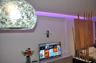 Una televisión o centro de entretenimiento en Premium Apartment Yumbo WIFI A/C