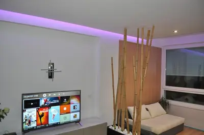 Una televisión o centro de entretenimiento en Premium Apartment Yumbo WIFI A/C