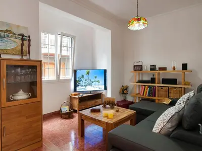 Una televisión o centro de entretenimiento en Beautiful Beach Apartment M&B IV by Las Canteras by VillaGranCanaria