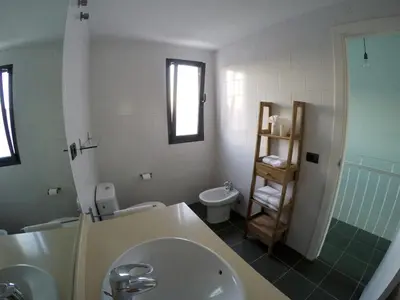 Un baño de Altos de Arguineguín