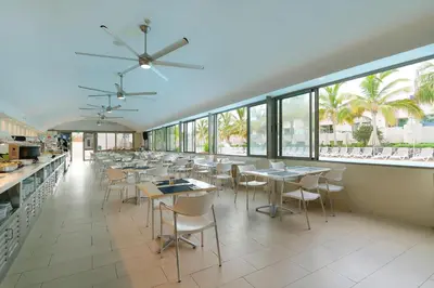 Un restaurante o sitio para comer en Servatur Eden & Buganvillas