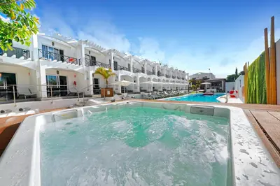 Piscina en o cerca de Vista Bonita - Gay and Lesbian Only Resort