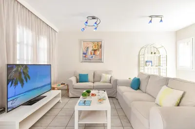 Una televisión o centro de entretenimiento en Bungalow Pasito Blanco Marina Port 4 by VillaGranCanaria