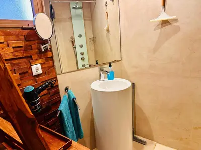 Un baño de Private apartment with stunning ocean views and sunset.