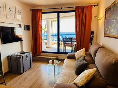 Zona de estar de Private apartment with stunning ocean views and sunset.