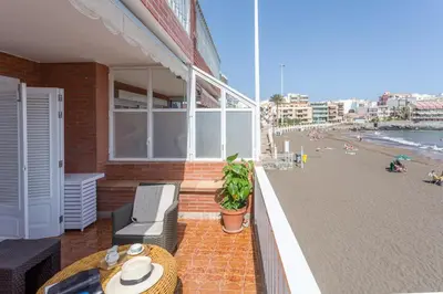 Un balcón o terraza de Apartment with Terrace on the Beachfront.