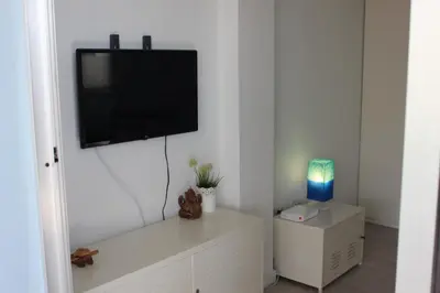Una televisión o centro de entretenimiento en Cactus Home Penthouse