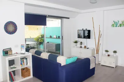 Una televisión o centro de entretenimiento en Cactus Home Penthouse