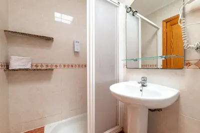 Un baño de Ura Hotels Apartamentos Montecarlo
