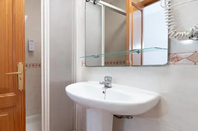Un baño de Ura Hotels Apartamentos Montecarlo
