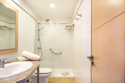 Un baño de Apartamentos Cabau Cala Nova